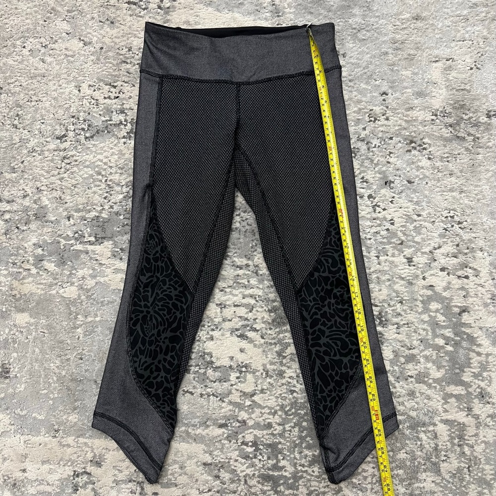 Lululemon size 4 Snake skin Crop Leggings Stash pockets